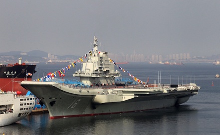 Китайский авианосец "Ляонин" впервые вышел в море для проведения учебных испытаний. Фото: EPA/ИТАР-ТАСС