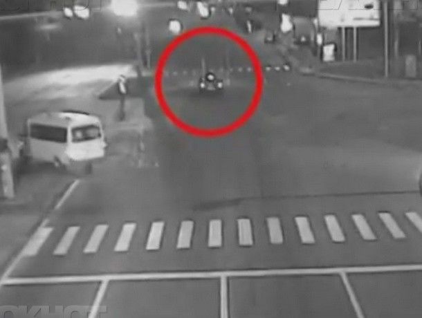 ДТП с такси и пешеходом на зебре в столице попало на видео.