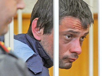 Помазуна обвиняют по статьям УК РФ «убийство», «хищение оружия», «незаконное хранение оружия» и «покушение на сотрудника правоохранительных органов». Фото: flb.ru