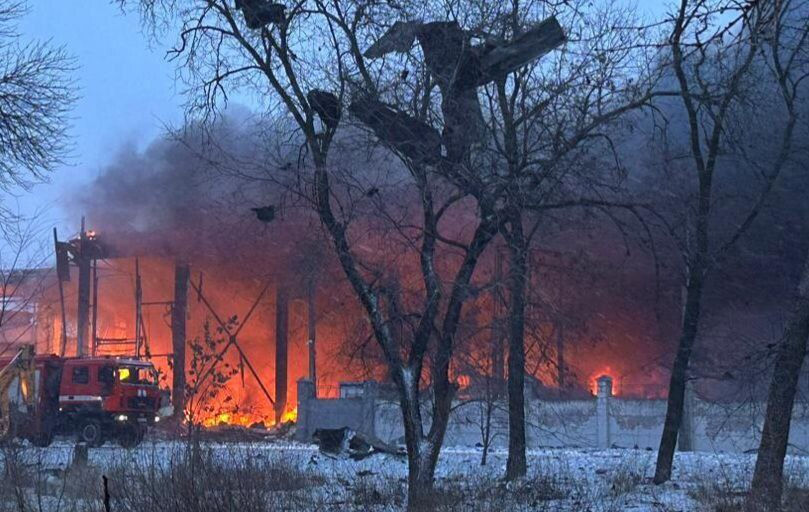 Россия нанесла ракетный удар по Украине: в Кривом Роге поврежден торговый центр.