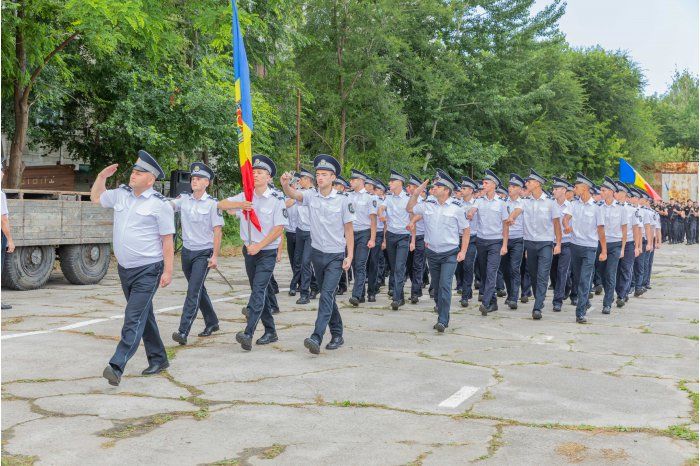 Полицейские Молдовы готовятся к военному параду.