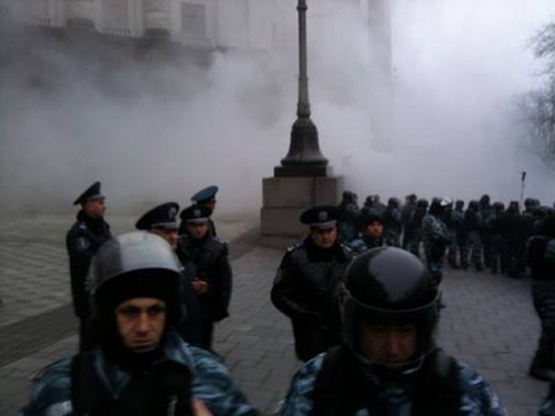 У Кабмина потасовка: "Беркут" с "титушками" не пустили митингующих, распылили газ. Фото: Главком