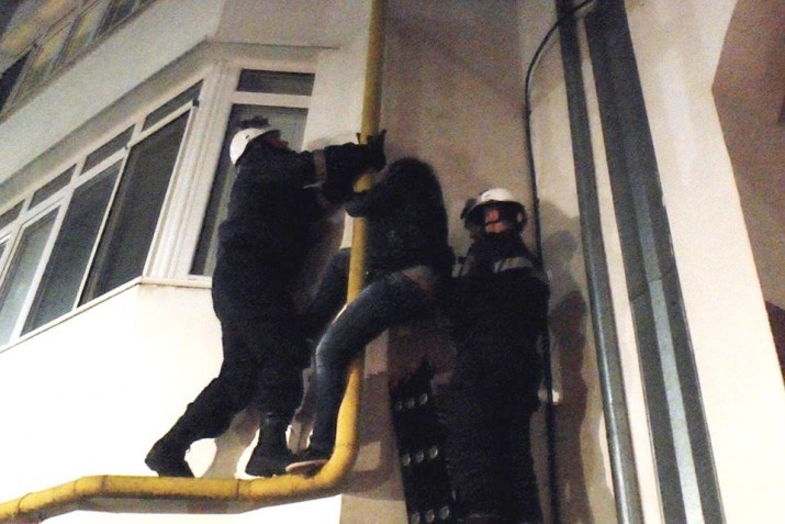 Девушка из Кишинева, которую родители не пустили на свидание к парню, решила выбраться через окно, но застряла между стеной и трубой.