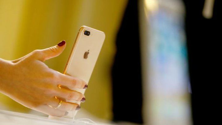 A murit în somn, fiind electrocutată cu încărcătorul telefonului