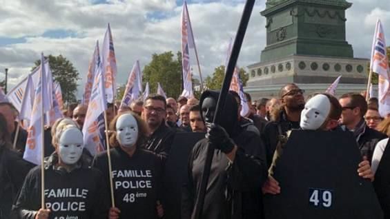 В Париже прошел организованный полицейскими профсоюзами "Марш гнева".