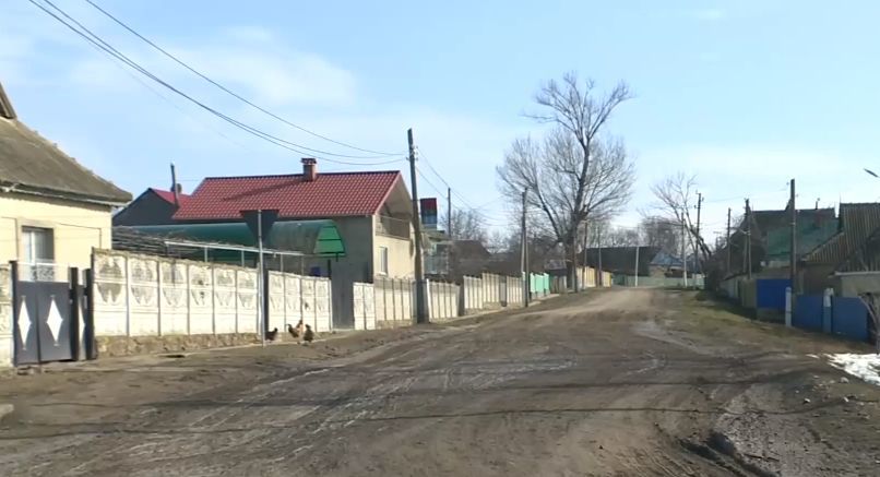 Жители села Лэргуца жалуются на разбитые дороги.