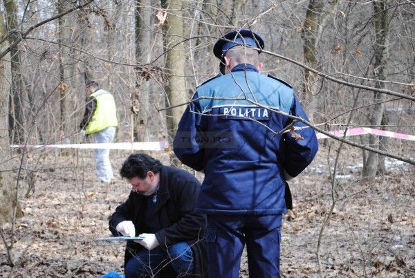 Сегодняшним утром сотрудники полиции обнаружили труп парня в лесу на окраине населенного пункта.