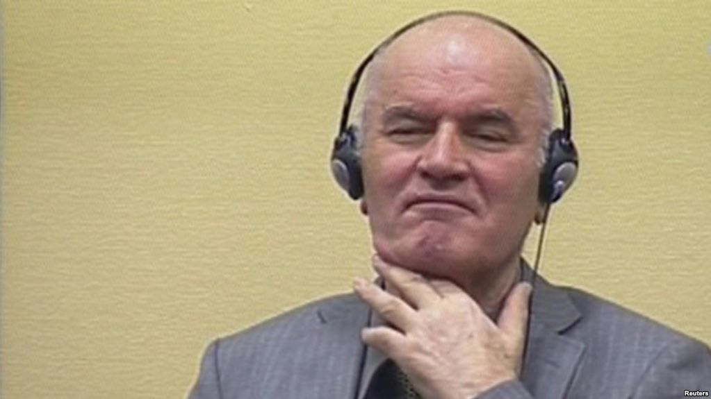Генерал начал выкрикивать какие-то слова в адрес судей. 