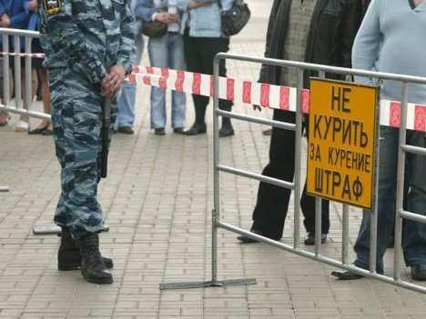 Теперь курить нельзя будет в ресторанах, кафе и барах.