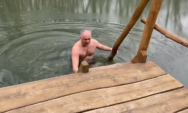 Додон принял участие в крещенских купаниях.