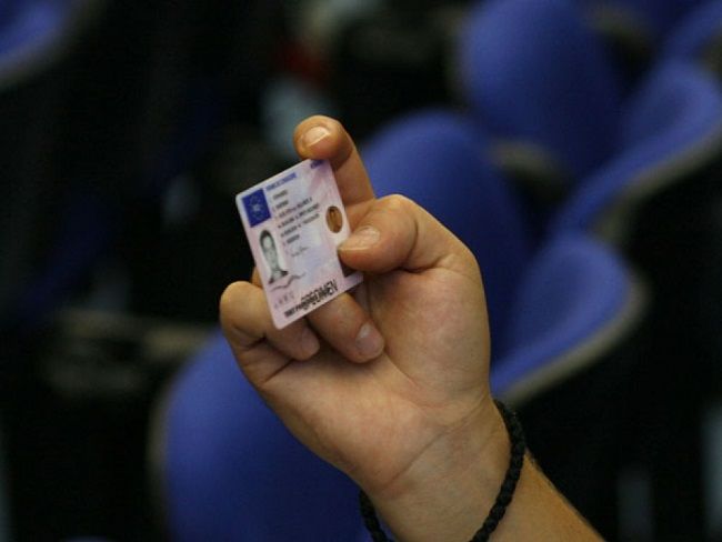 В Бельцах мужчину арестовали за “продажу” водительского удостоверения.