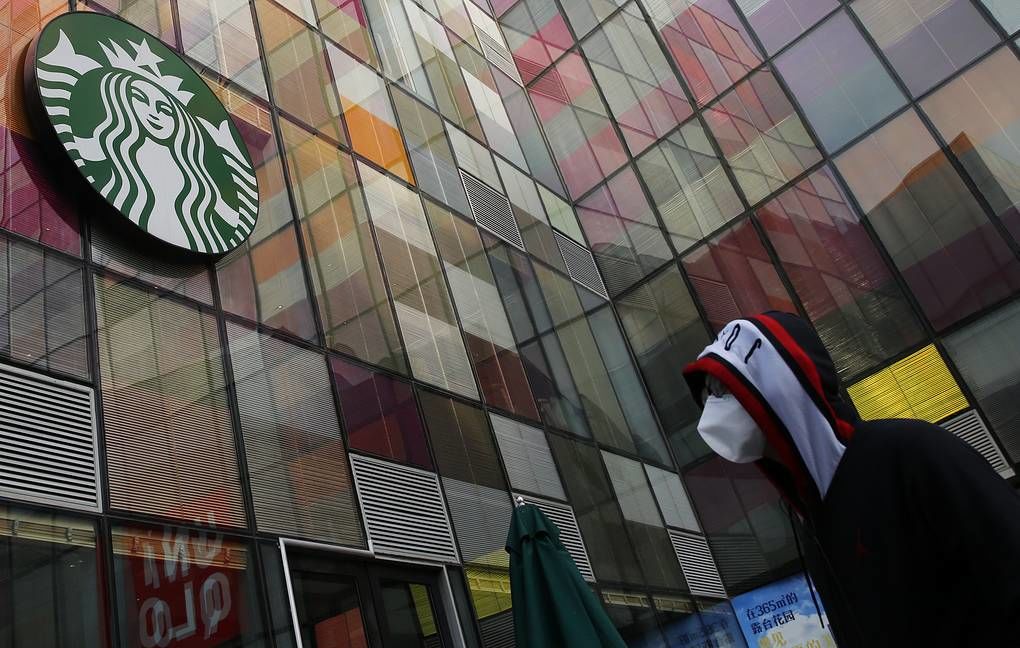 Starbucks запретила использовать личные кружки из-за коронавируса.
