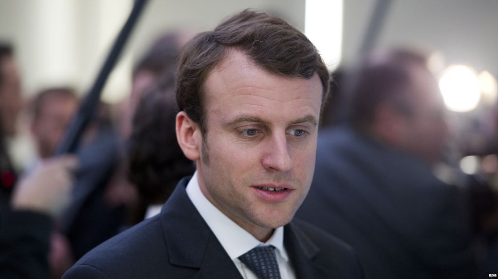Președintele Emmanuel Macron semnează legi în direct. Foto: epa.eu