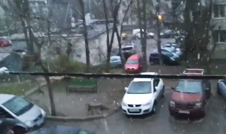 Хотя на календаре сейчас конец марта, сегодня утром в столице можно было наблюдать снег.