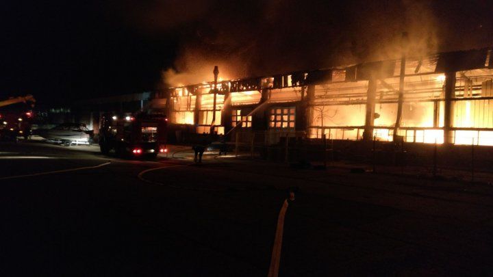 Incendiu devastator în România. Au intervenit peste 80 de pompieri. Foto: mediafax.ro