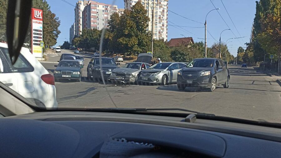 ДТП в столице: три машины столкнулись на перекрестке.