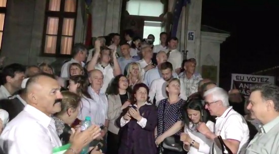 Десятки однопартийцев и членов других проевропейских партий собрались, чтобы отметить победу Андрея Нэстасе. 