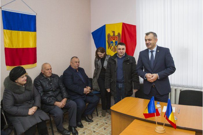 Премьер побеседовал с жителями села Нишкань Каларашского района.