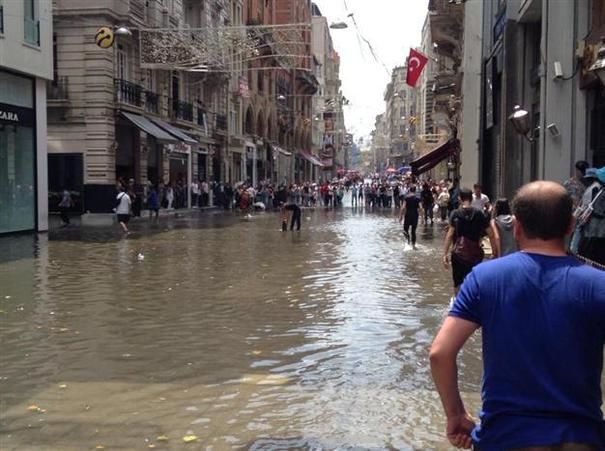 Ploile puternice ce au avut loc în Istanbul au provocat inundaţii puternice. 