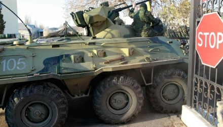 Două ore mai târziu, trei camioane care transportau militari ucraineni, cu mâinile legate, au părăsit baza.