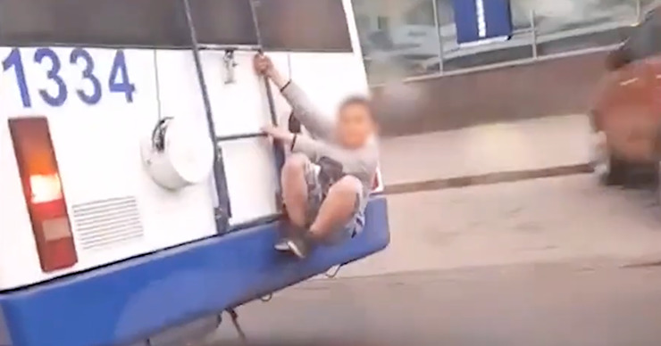 Запечатленного с сигаретой мальчика вновь сняли на видео, когда он зацепился за тролллейбус.