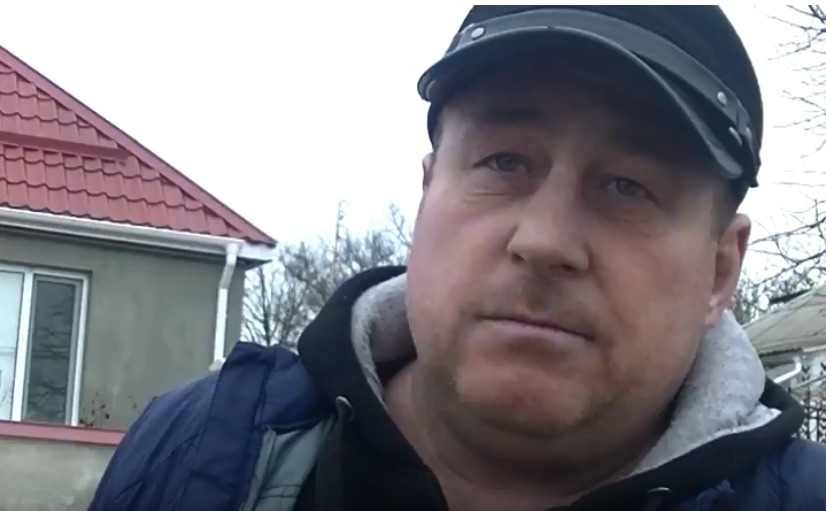 Прутян сообщил журналистам CrimeMoldova, что был пойман патрульным, когда пил пиво рядом с магазином, недалеко от своего дома.
