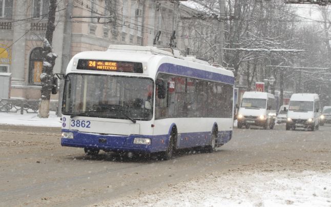 Unele troleibuze din Capitală circulă pe tresee modificate