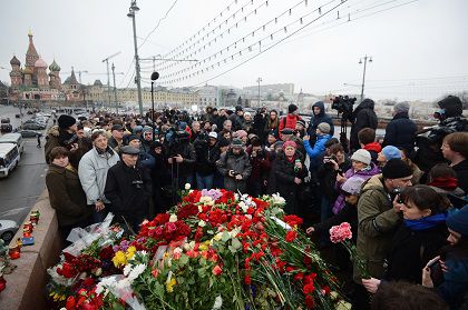 Следственный комитет России распространил обращение к очевидцам убийства российского оппозиционера Бориса Немцова с просьбой выйти на связь со следствием.