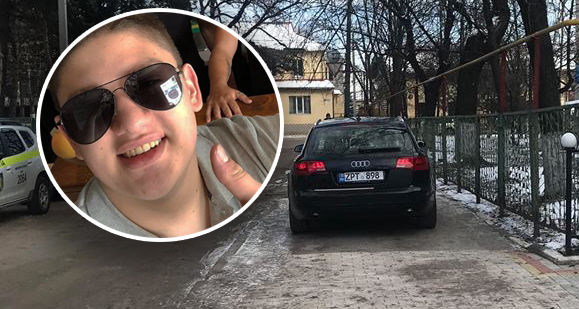 Авто скандального гонщика из Бельц припарковано на тротуаре у городского суда.