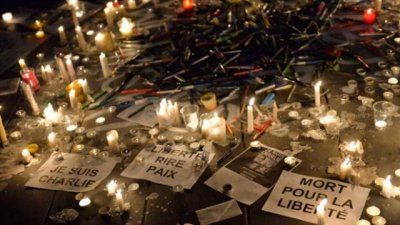 Parizienii comemorează victimele atentatelor din 13 noiembrie 2015