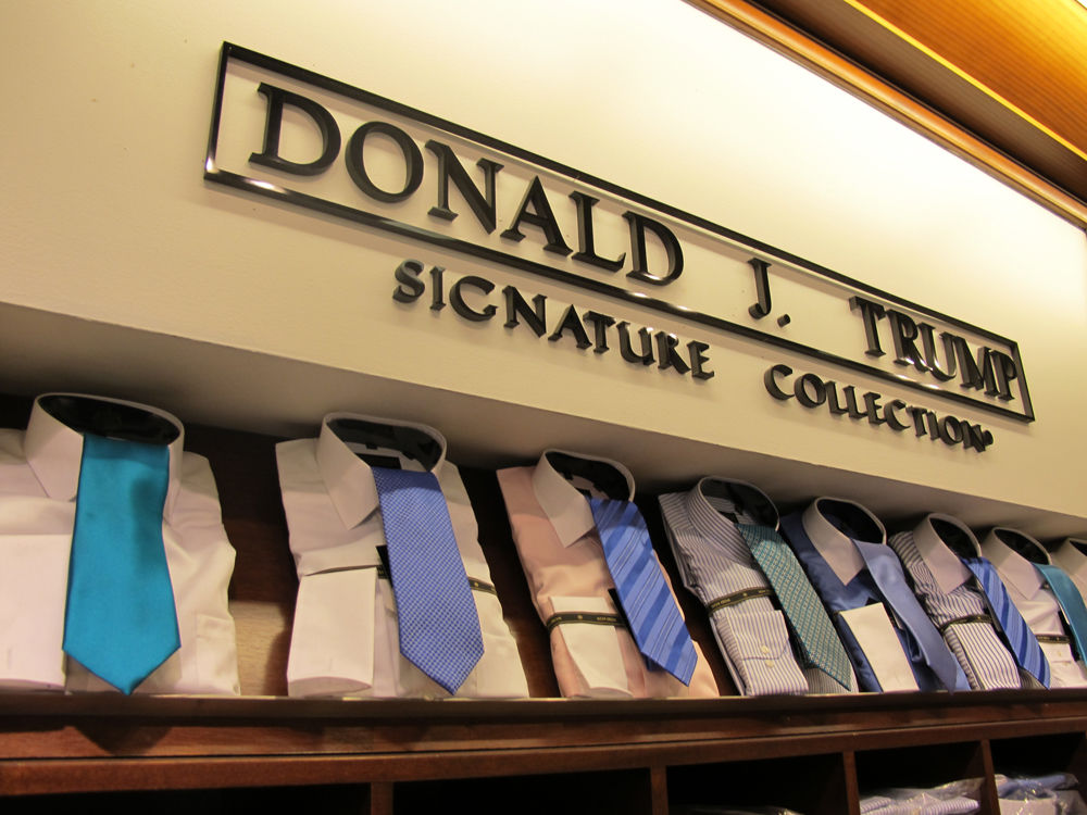 Рубашки и галстуки Дональда Трампа продаются онлайн с большими скидками.
