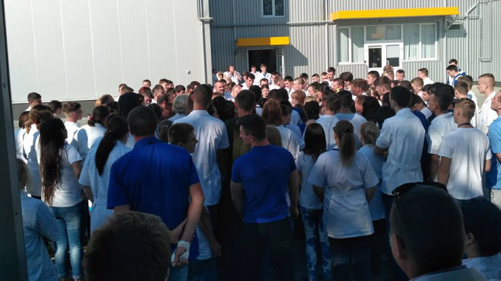 Scandal la o fabrică din Capitală. Angajaţii susțin că primesc salarii înjumătățite. Foto: publika.md