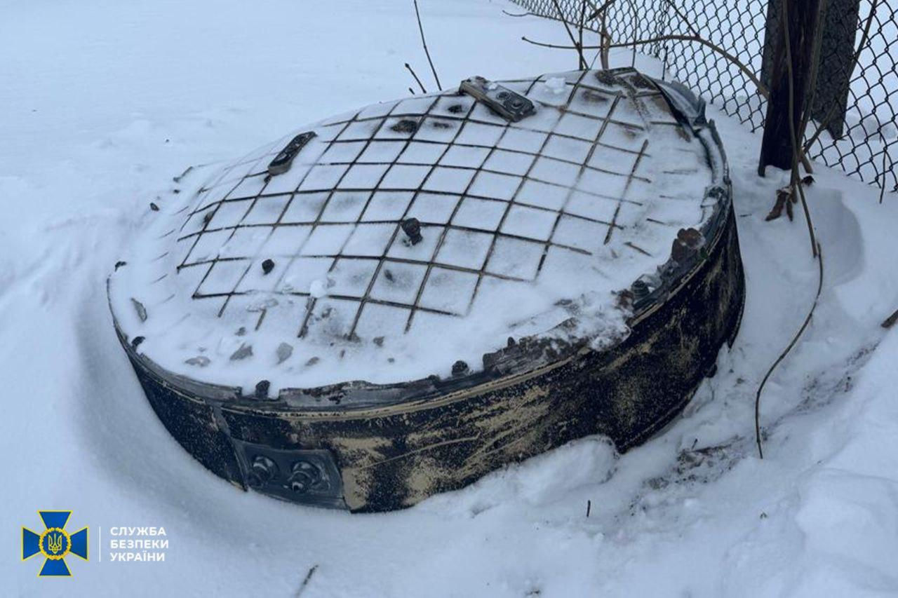 СБУ показала обломки ракеты "Орешник", которой Россия ударила по Львовщине.