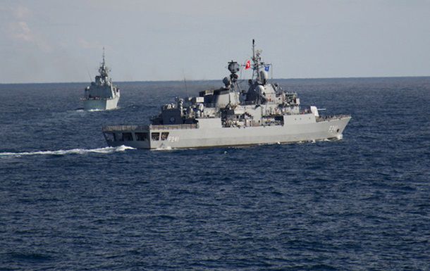 Корабли Североатлантического Альянса проводят учения по противовоздушной обороне, отражению атак малых судов и маневрированию.