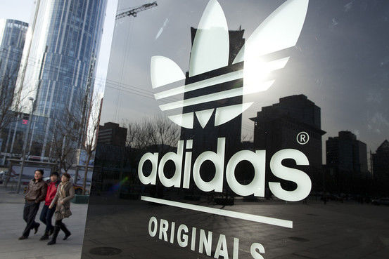 Adidas va folosi începând cu anul viitor gunoaie maritime pentru a fabrica încălțăminte și echipamente sportive.