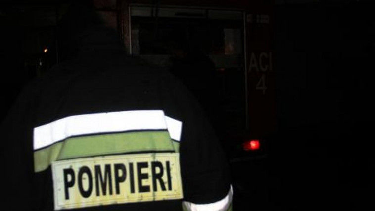 Un Mercedes Sprinter a luat foc aseară pe teritoriul unei stații de deservire tehnică. de pe strada Muncești. Foto: captură video
