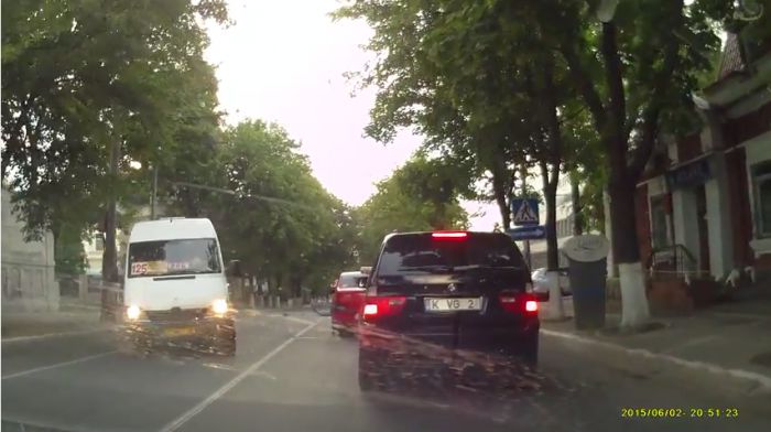 Un microbuz de pe linia 125 a fost tamponat de un automobil condus de fostul deputat PCRM, Constantin Starîș.