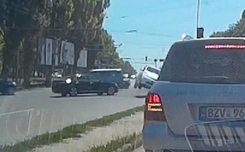 ДТП с участием двух машин в столице попало на видео.