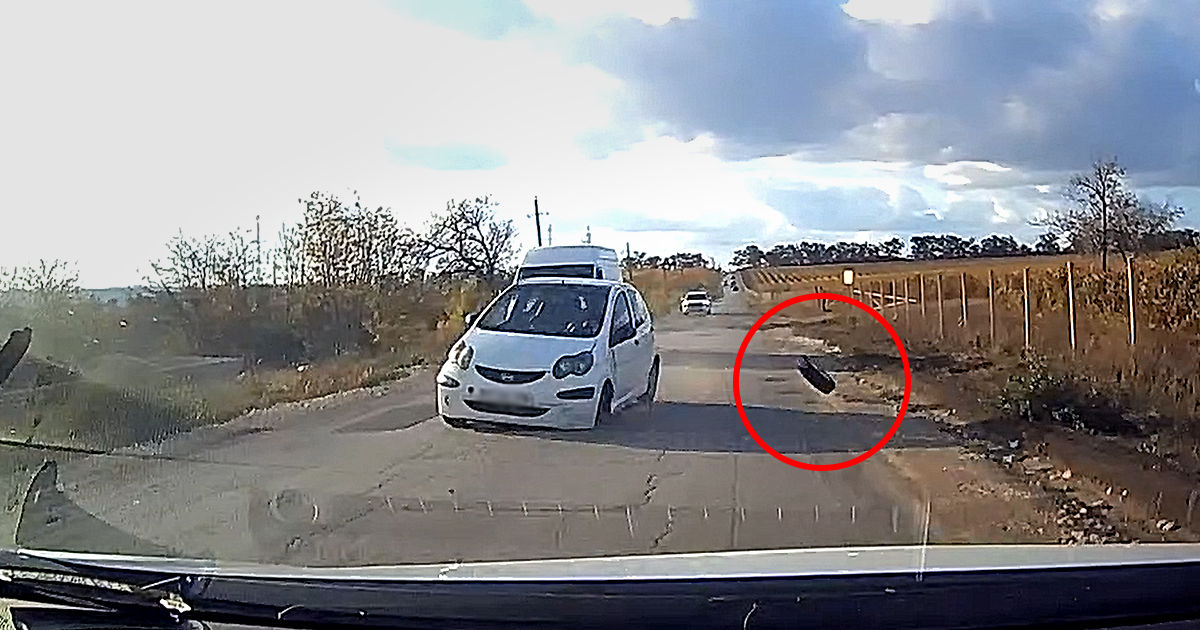 Momentul în care un automobil pierde una din roți la o depășire periculoasă.