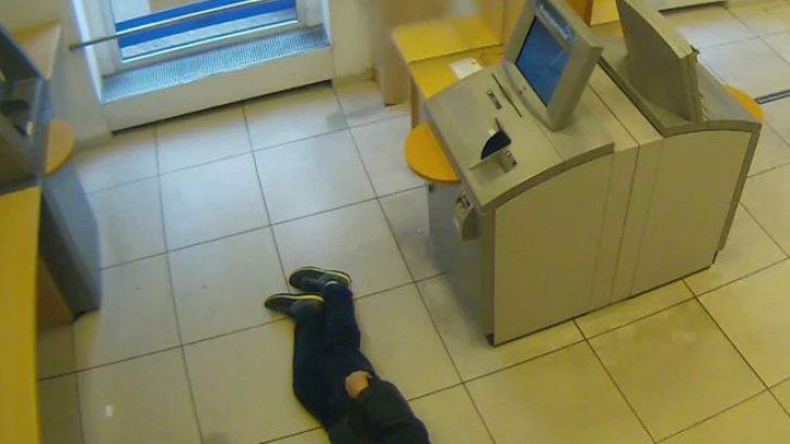Ce pedepse dure au primit cei care au trecut pe lângă un bătrân căzut şi l-au ignorat. 