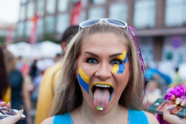 Украинки, как правило, получают хорошее образование — могут поддержать разговор, знают иностранные языки и способны достаточно легко найти работу на своей новой родине.