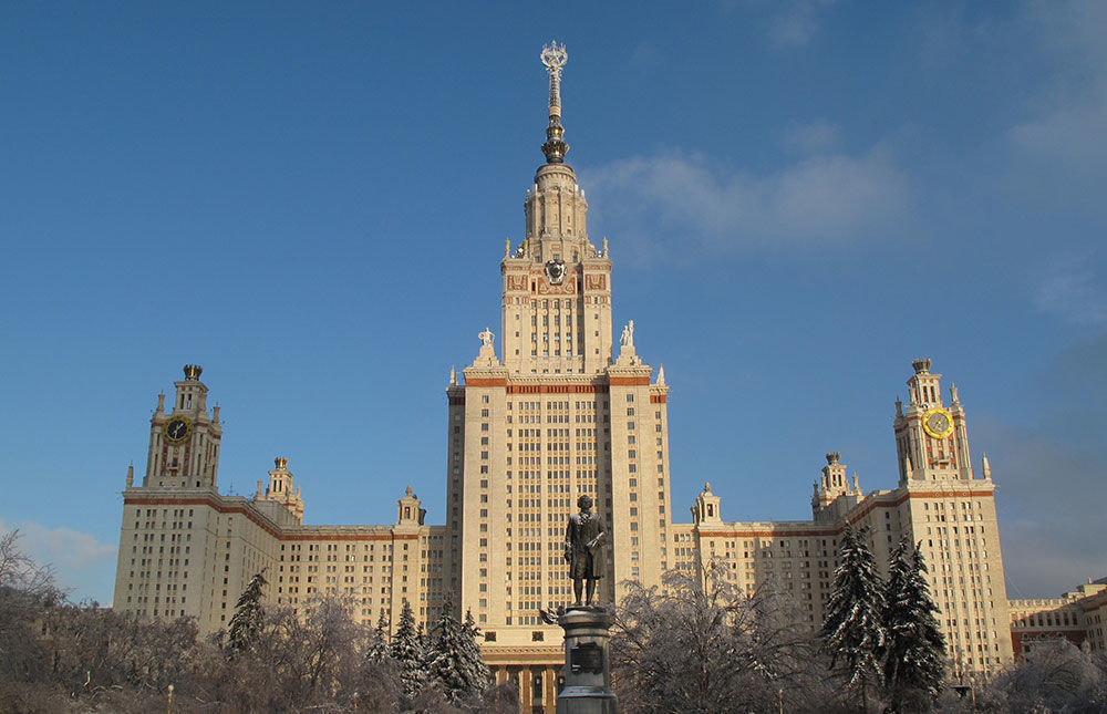 Полиция РФ проводит проверку после инцидента с отцом 9-летней студентки МГУ.