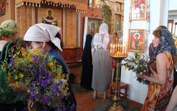 Верующие празднуют Троицу.