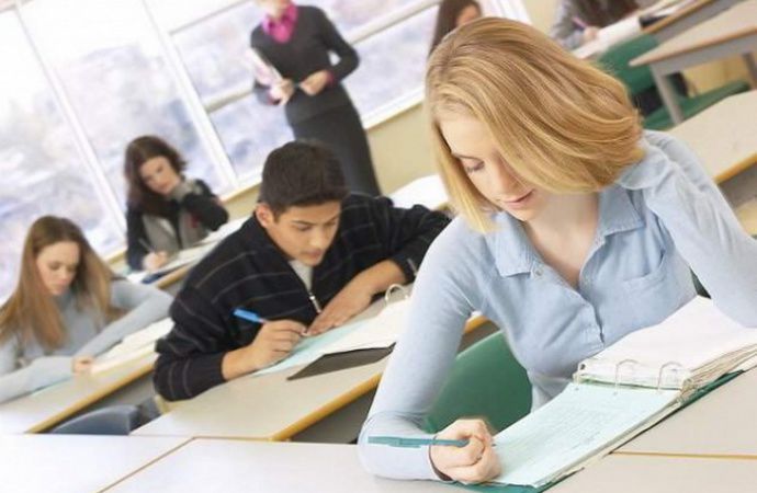 Число соискателей степени бакалавра в последние два года значительно сократилось.