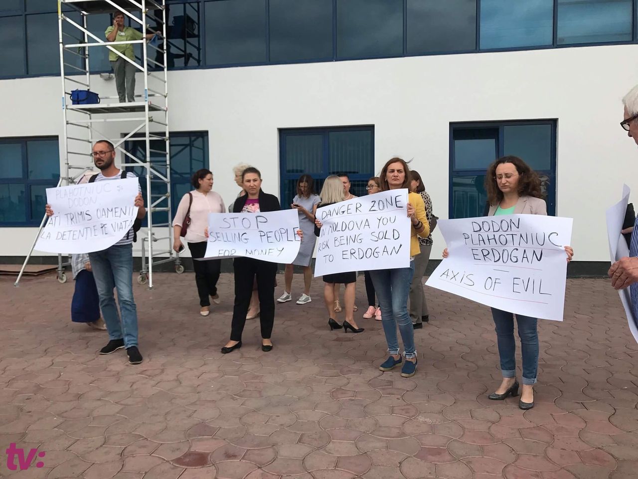 ACUM организовал протест в аэропорту против высылки сотрудников лицея "Orizont".