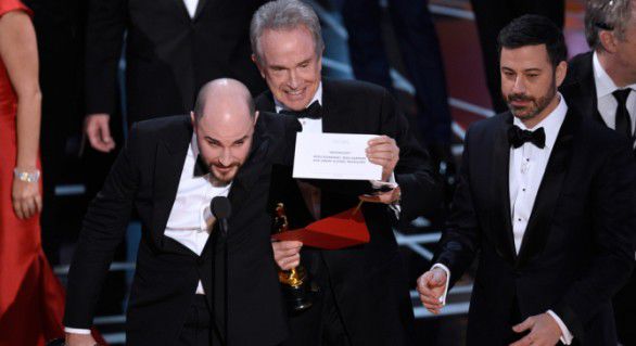 Warren Beatty părea să glumească atunci când trăgea de timp până să citească cine a câștigat Oscarul pentru cel mai bun film. 