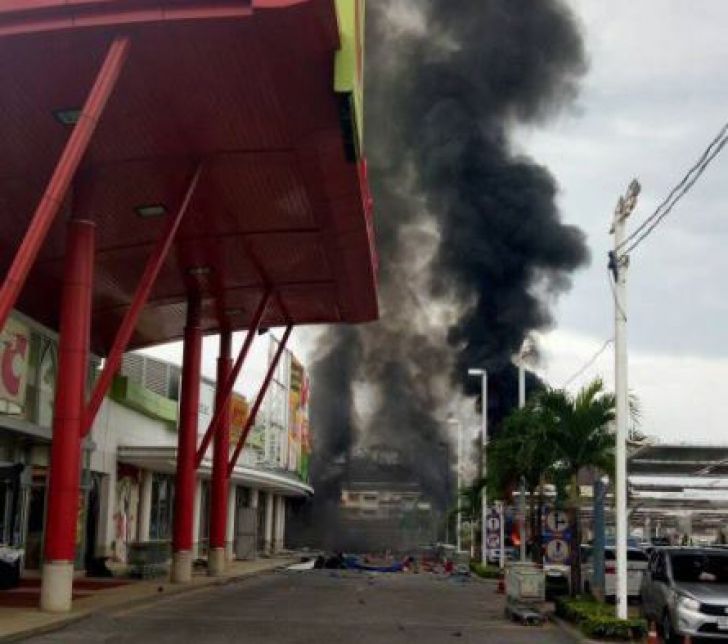 Două bombe au explodat, marți după amiază, în fața unui supermarket din orașul thailandez Pattani.