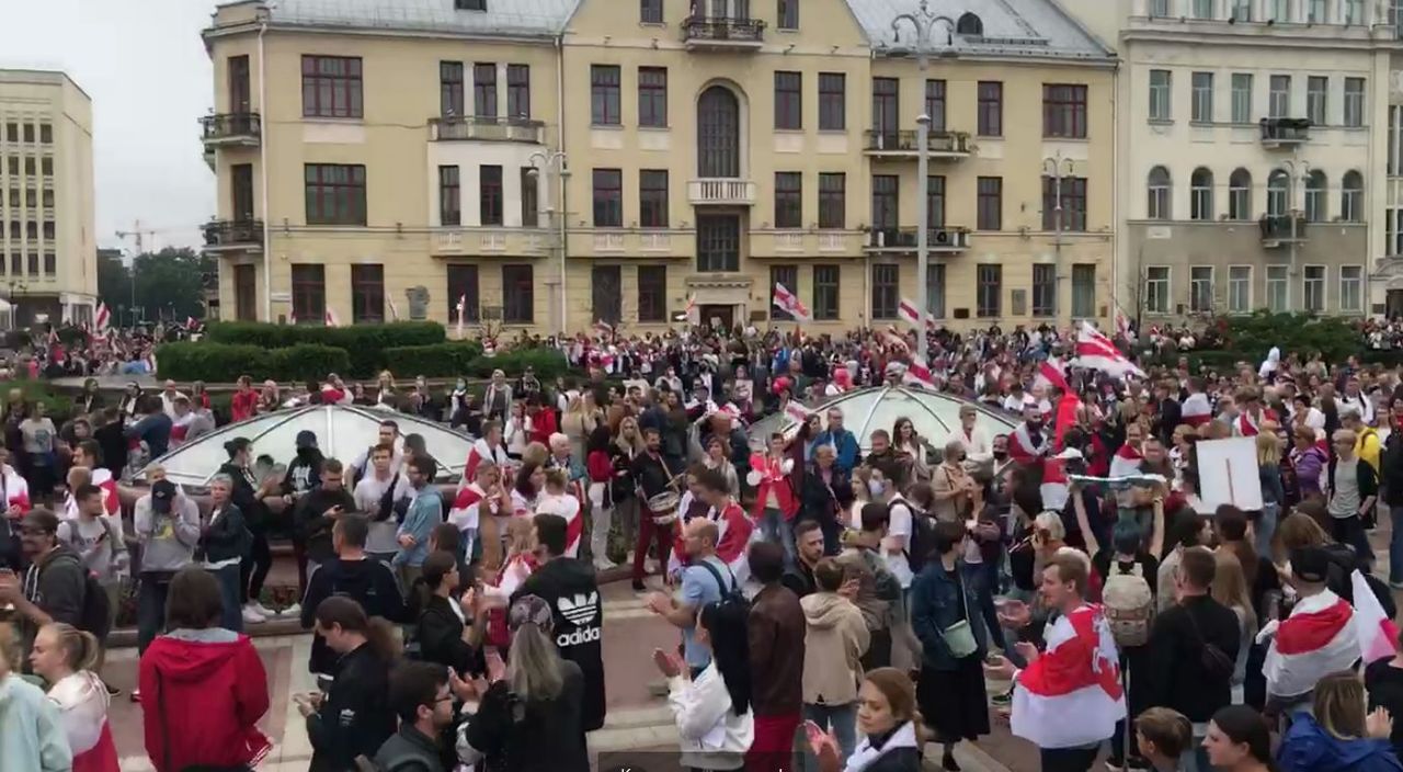 Тысячи людей стекаются в центр Минска, в городе закрыли метро.