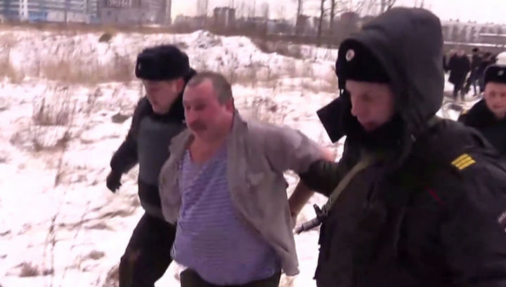 Около 12:30 мужчину удалось обезвредить: у него изъяли нож и канистру.