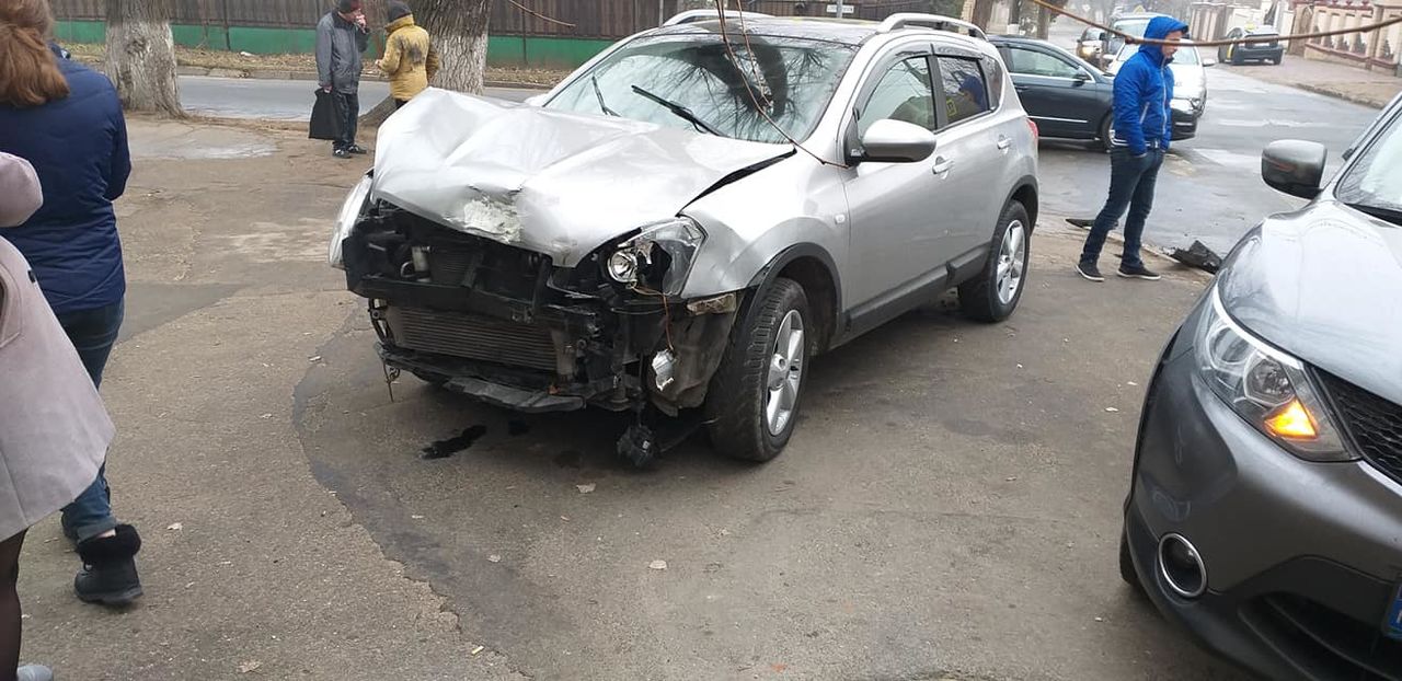 Момент столкновения двух автомобилей в Кишиневе попал на видео.